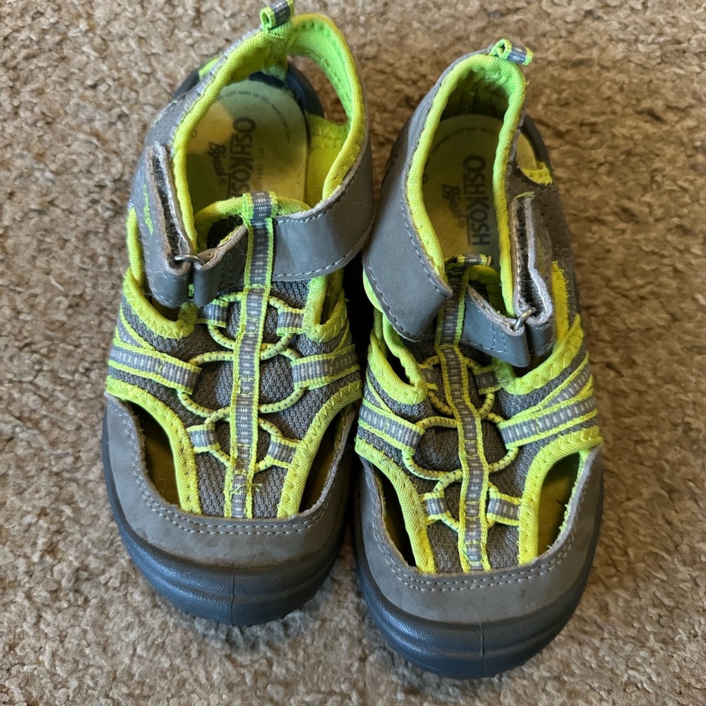 Oshkosh Sandals. Toddler/little boys size 11. Barely worn.
